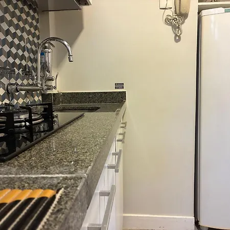 Charmoso Apartamento em Ipanema , a 150m da Praia, com Vista para o Verde, Cama King-Size, TV 60 e Lava e Seca-2